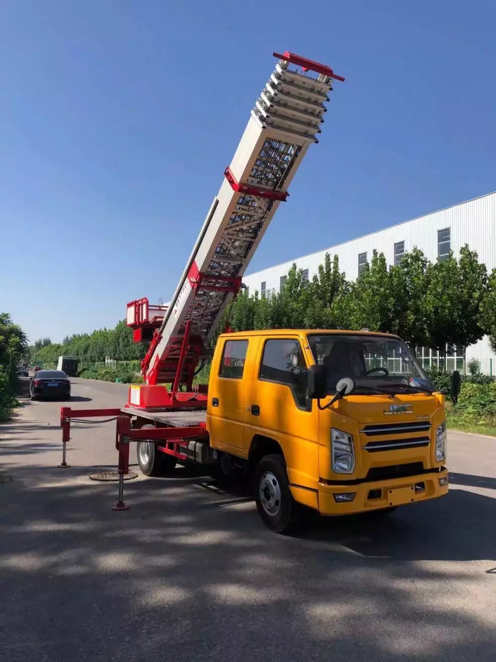 中沙附近的云梯车出租服务：轻松解决高空作业需求