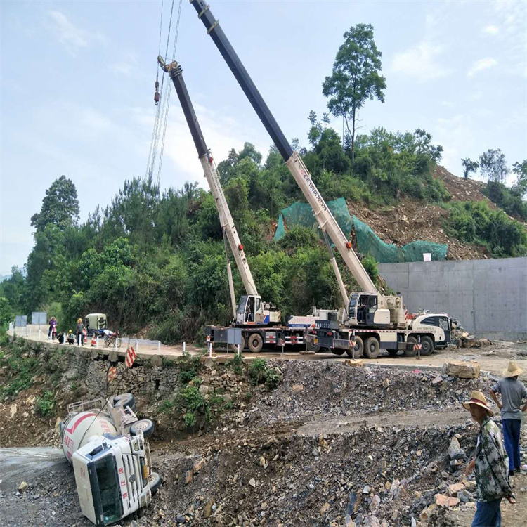 中沙汽车掉沟里叫吊车救援要多少钱